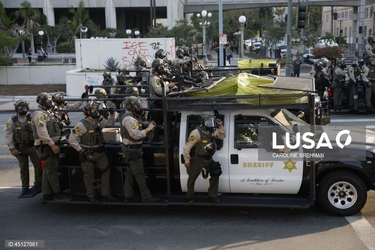 Manifestantes enfrentam a polícia em Los Angeles, Califórnia, EUA. O Presidente dos Estados Unidos, Donald Trump, enviou cerca de 2.000 homens da Guarda Nacional para Los Angeles no dia 8 de junho, apesar de o Estado da Califórnia não ter solicitado qualquer assistência adicional.