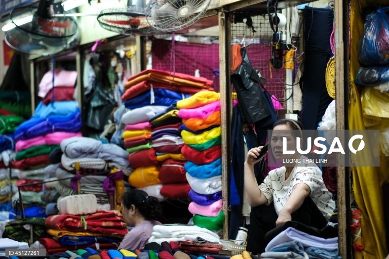 Vietname: Mercado de têxteis em Hanoi
