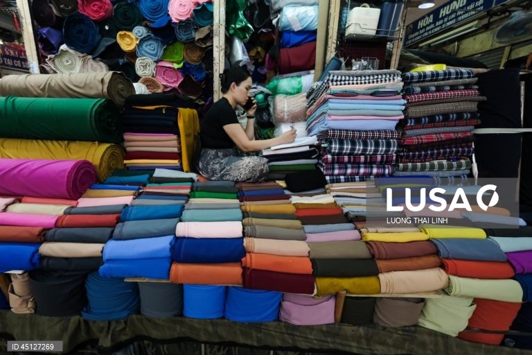 Vietname: Mercado de têxteis em Hanoi