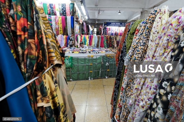 Vietname: Mercado de têxteis em Hanoi