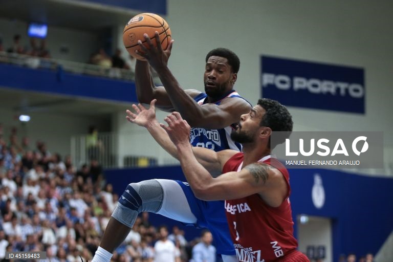 Benfica tetracampeão de basquetebol ao vencer FC Porto no Dragão Arena