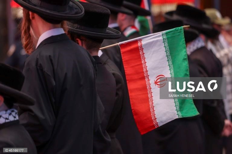 EUA: Judeus ultra-ortodoxos protestam em Nova Iorque contra o ataque de Israel ao Irão