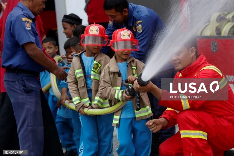Indonésia: Crianças assistem a uma simulação de incêndio em Banda Aceh