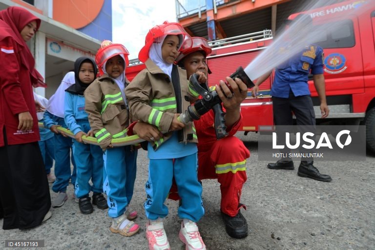 Indonésia: Crianças assistem a uma simulação de incêndio em Banda Aceh