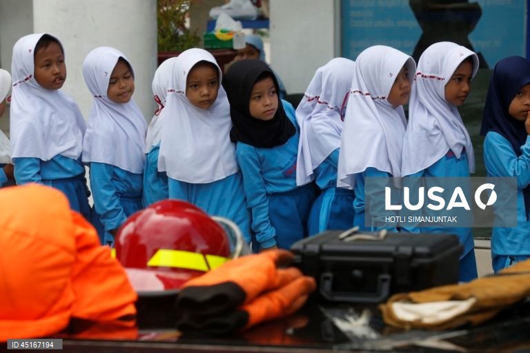 Indonésia: Crianças assistem a uma simulação de incêndio em Banda Aceh