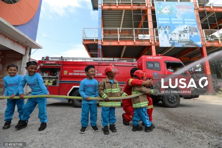 Indonésia: Crianças assistem a uma simulação de incêndio em Banda Aceh