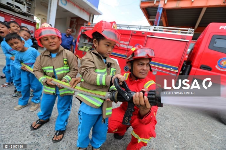 Indonésia: Crianças assistem a uma simulação de incêndio em Banda Aceh