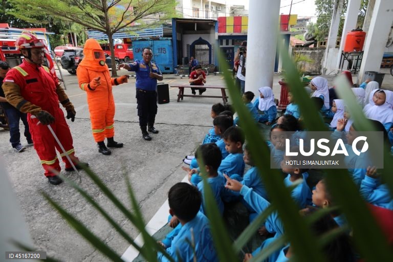 Indonésia: Crianças assistem a uma simulação de incêndio em Banda Aceh