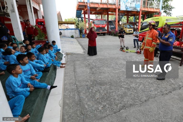 Indonésia: Crianças assistem a uma simulação de incêndio em Banda Aceh