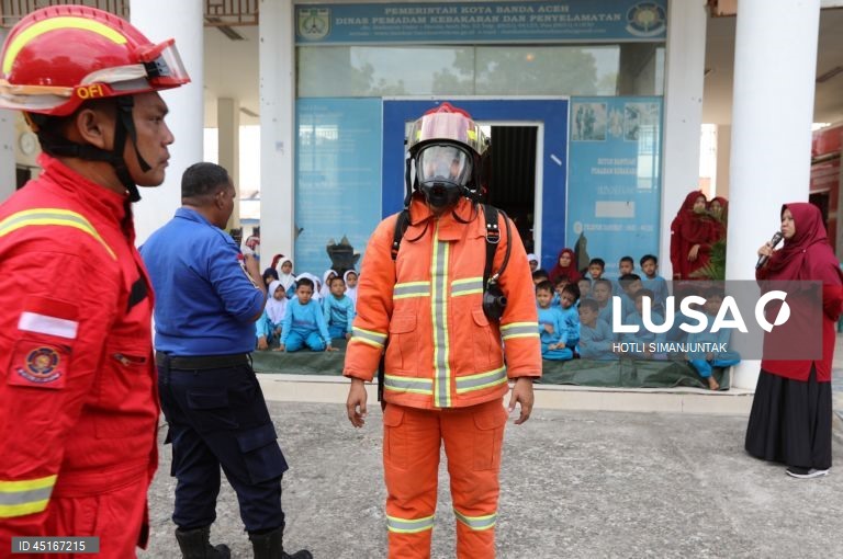 Indonésia: Crianças assistem a uma simulação de incêndio em Banda Aceh