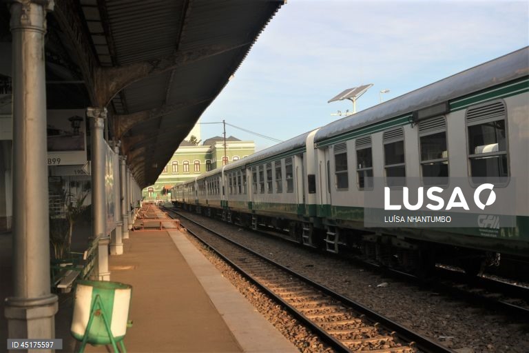 Museu dos Caminhos de Ferro de Moçambique, Maputo, Moçambique, 21 de maio de 2025. Há mais de cem anos que a emblemática Estação Central de Maputo marca o ritmo da capital moçambicana, mas o futuro passa cada vez mais por ser museu, menos por sítio onde apenas se apanha o comboio. (ACOMPANHA TEXTO DA LUSA DE 19-06-2025) LUÍSA NHANTUMBO/LUSA