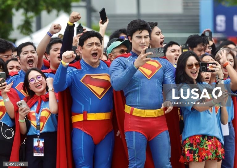 Filipinas: Fãs vestem fantasias do Super-Homem durante o 'Superman Look Up Fan Meet' em Manila.
