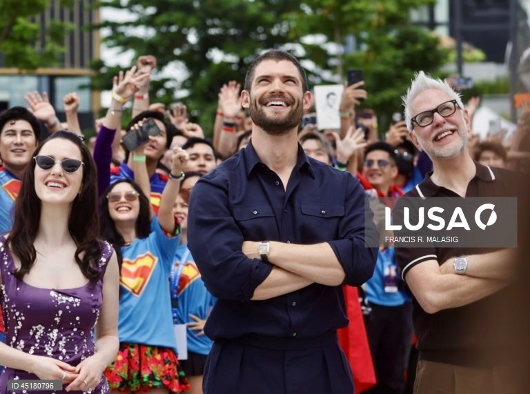 Filipinas: Fãs vestem fantasias do Super-Homem durante o 'Superman Look Up Fan Meet' em Manila.