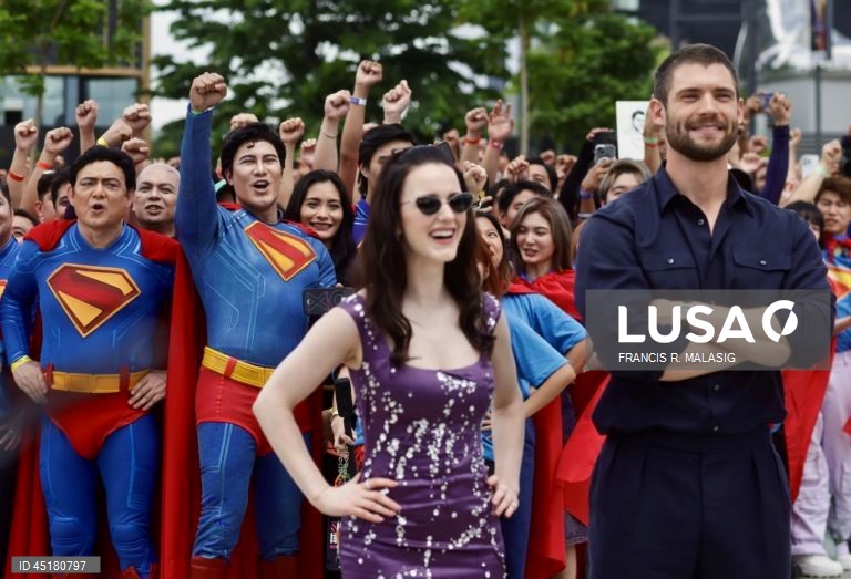 Filipinas: Fãs vestem fantasias do Super-Homem durante o 'Superman Look Up Fan Meet' em Manila.