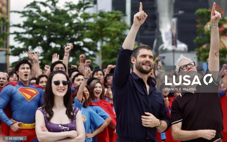 Filipinas: Fãs vestem fantasias do Super-Homem durante o 'Superman Look Up Fan Meet' em Manila.