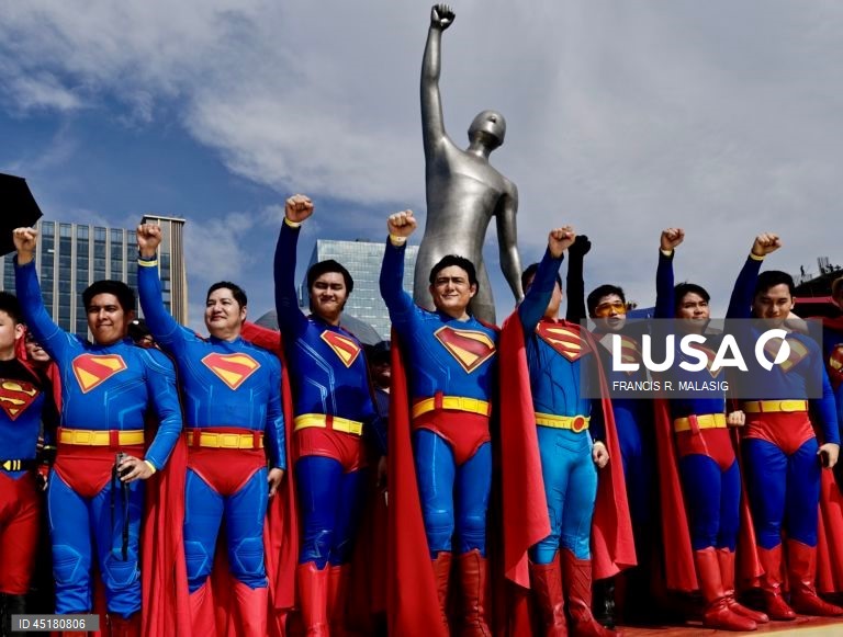 Filipinas: Fãs vestem fantasias do Super-Homem durante o 'Superman Look Up Fan Meet' em Manila.