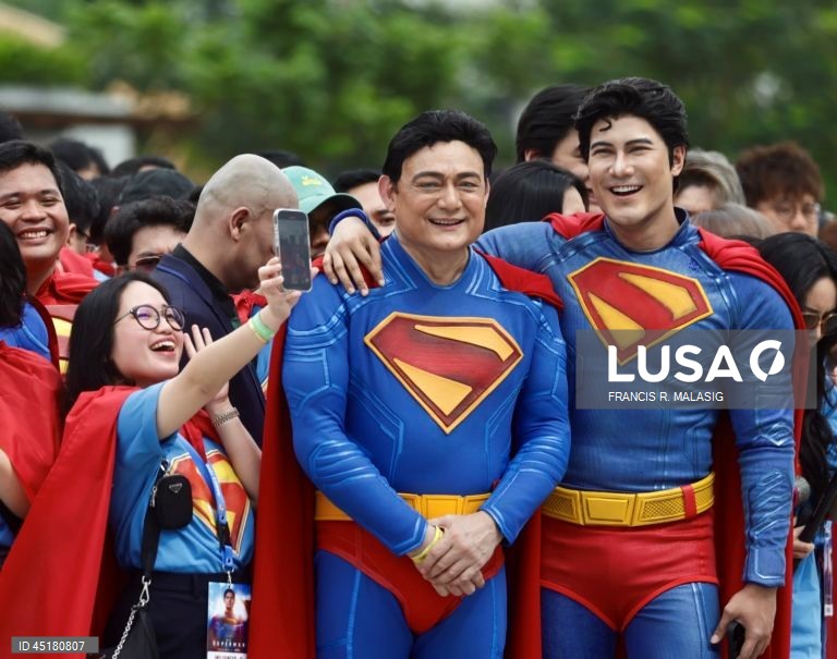 Filipinas: Fãs vestem fantasias do Super-Homem durante o 'Superman Look Up Fan Meet' em Manila.