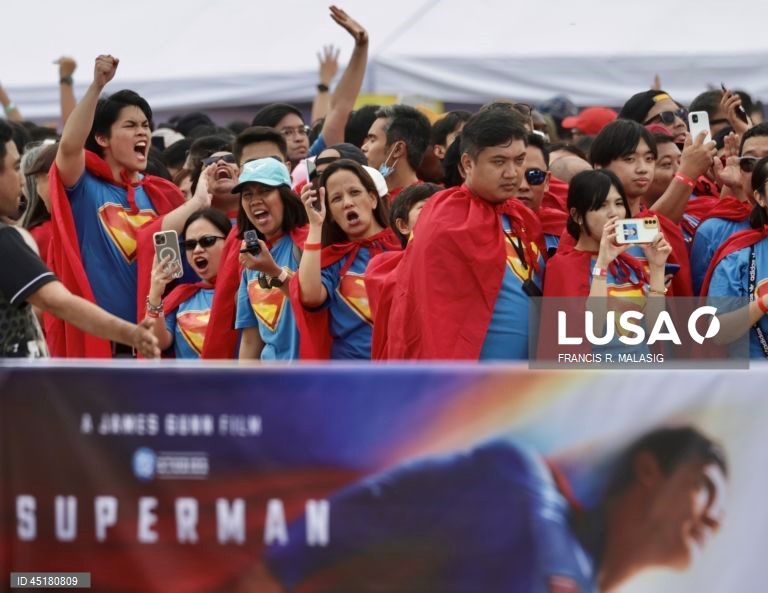 Filipinas: Fãs vestem fantasias do Super-Homem durante o 'Superman Look Up Fan Meet' em Manila.