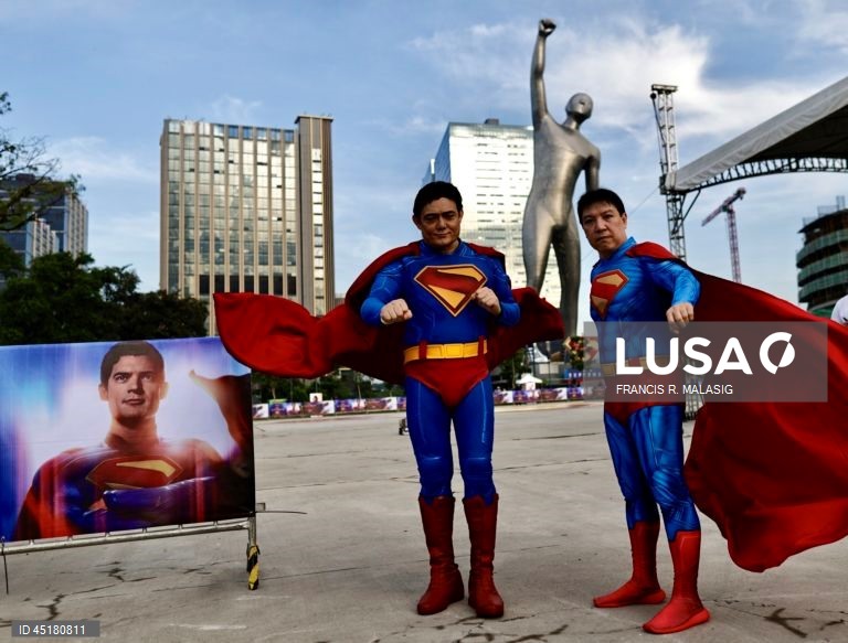 Filipinas: Fãs vestem fantasias do Super-Homem durante o 'Superman Look Up Fan Meet' em Manila.