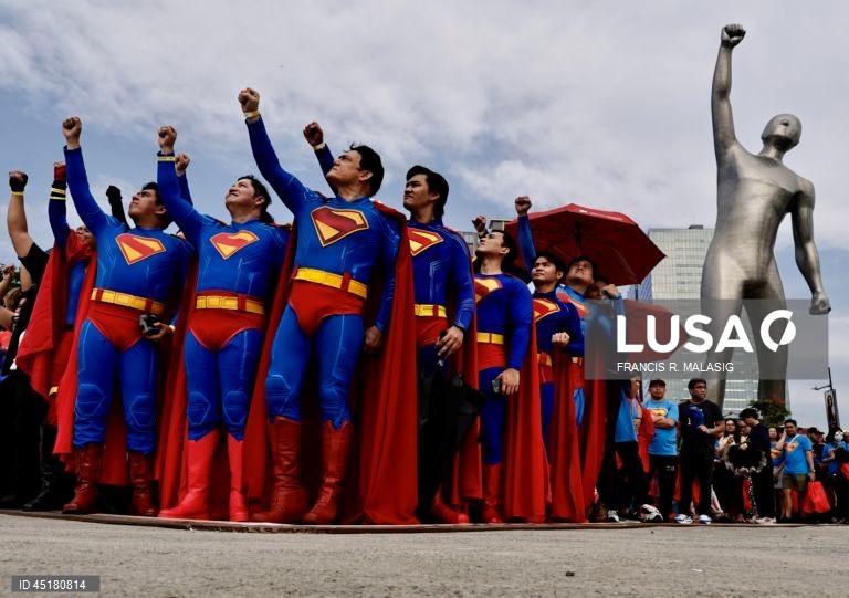 Filipinas: Fãs vestem fantasias do Super-Homem durante o 'Superman Look Up Fan Meet' em Manila.