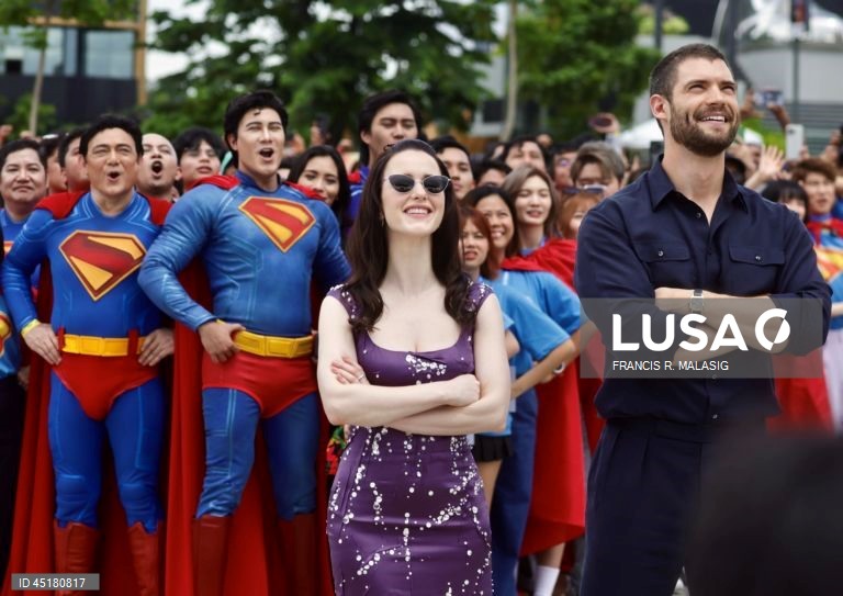 Filipinas: Fãs vestem fantasias do Super-Homem durante o 'Superman Look Up Fan Meet' em Manila.