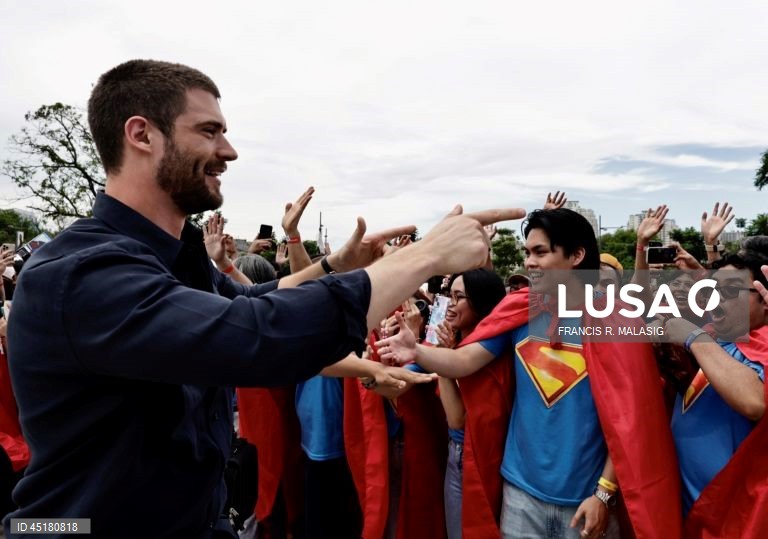 Filipinas: Fãs vestem fantasias do Super-Homem durante o 'Superman Look Up Fan Meet' em Manila.