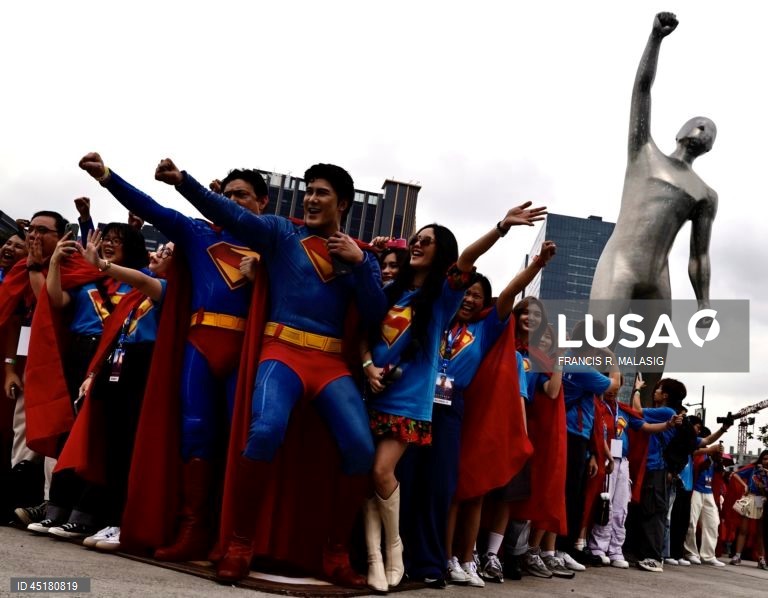 Filipinas: Fãs vestem fantasias do Super-Homem durante o 'Superman Look Up Fan Meet' em Manila.