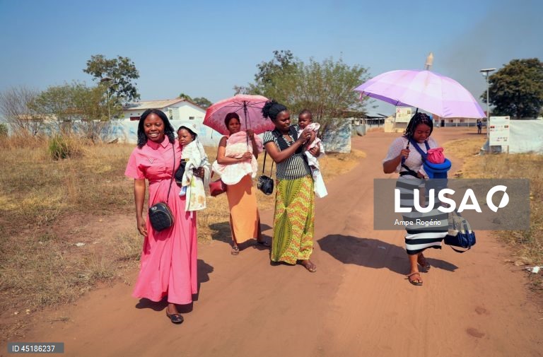 Refugiados congoleses fugiram da guerra há sete anos e estabeleceram-se no Lóvua, no nordeste de Angola, em busca de paz, mas enfrentam agora um futuro incerto e sem conseguir integrar-se plenamente na sociedade por falta de documentação, 19 de junho de 2025. (ACOMPANHA TEXTO DA LUSA DO DIA 20 DE JUNHO DE 2025).  AMPE ROGERIO/LUSA