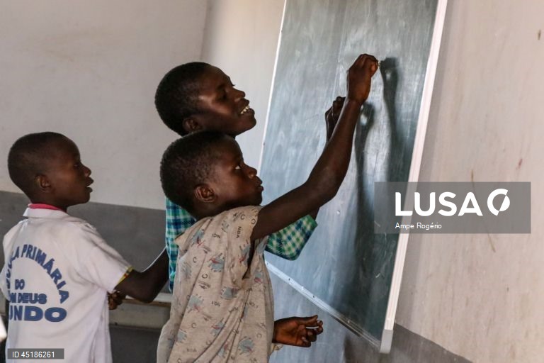 Refugiados congoleses fugiram da guerra há sete anos e estabeleceram-se no Lóvua, no nordeste de Angola, em busca de paz, mas enfrentam agora um futuro incerto e sem conseguir integrar-se plenamente na sociedade por falta de documentação, 19 de junho de 2025. (ACOMPANHA TEXTO DA LUSA DO DIA 20 DE JUNHO DE 2025).  AMPE ROGERIO/LUSA