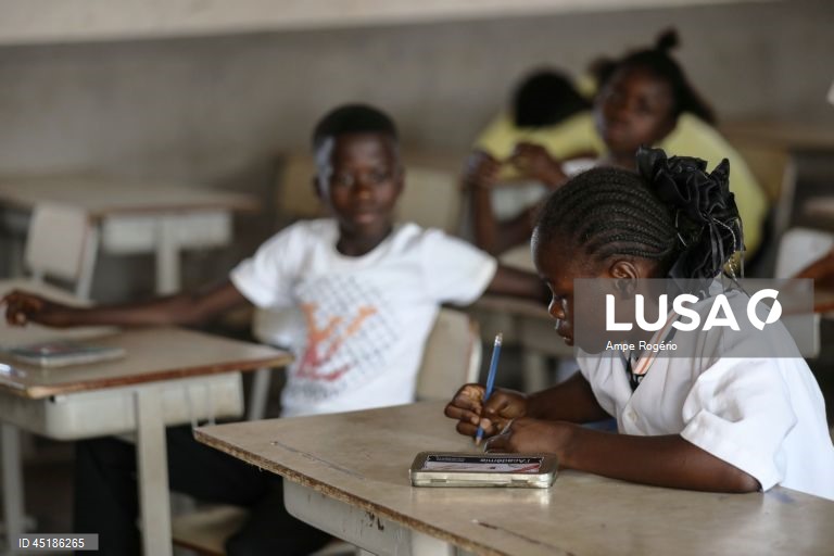 Refugiados congoleses fugiram da guerra há sete anos e estabeleceram-se no Lóvua, no nordeste de Angola, em busca de paz, mas enfrentam agora um futuro incerto e sem conseguir integrar-se plenamente na sociedade por falta de documentação, 19 de junho de 2025. (ACOMPANHA TEXTO DA LUSA DO DIA 20 DE JUNHO DE 2025).  AMPE ROGERIO/LUSA