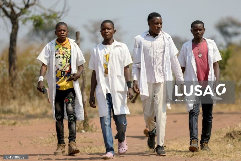 Refugiados congoleses fugiram da guerra há sete anos e estabeleceram-se no Lóvua, no nordeste de Angola, em busca de paz, mas enfrentam agora um futuro incerto e sem conseguir integrar-se plenamente na sociedade por falta de documentação, 19 de junho de 2025. (ACOMPANHA TEXTO DA LUSA DO DIA 20 DE JUNHO DE 2025).  AMPE ROGERIO/LUSA