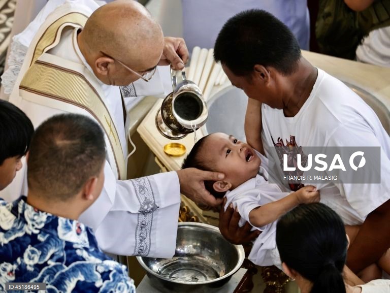 Filipinas: Cerimónia de batismo em massa para crianças na cidade de Bacoor