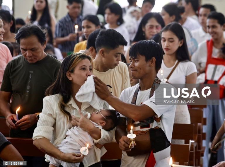Filipinas: Cerimónia de batismo em massa para crianças na cidade de Bacoor