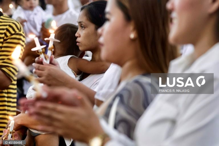 Filipinas: Cerimónia de batismo em massa para crianças na cidade de Bacoor