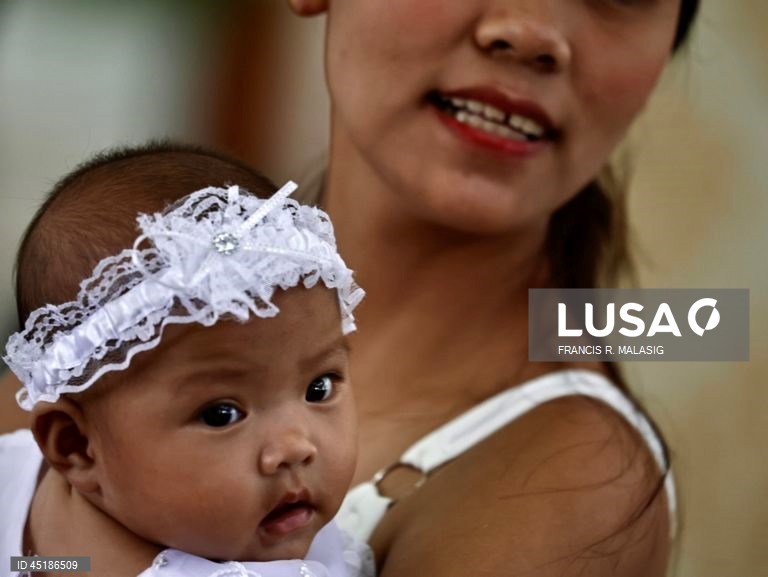 Filipinas: Cerimónia de batismo em massa para crianças na cidade de Bacoor