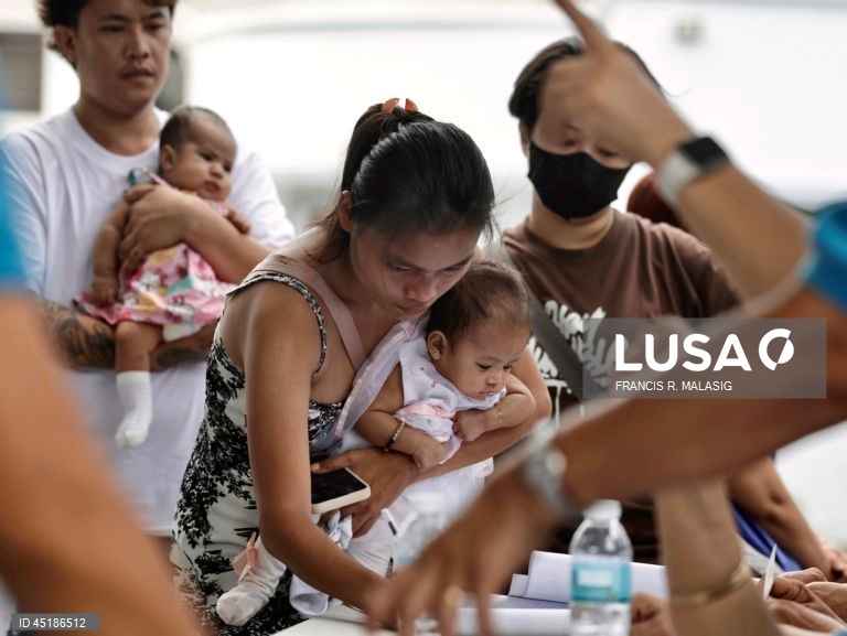 Filipinas: Cerimónia de batismo em massa para crianças na cidade de Bacoor