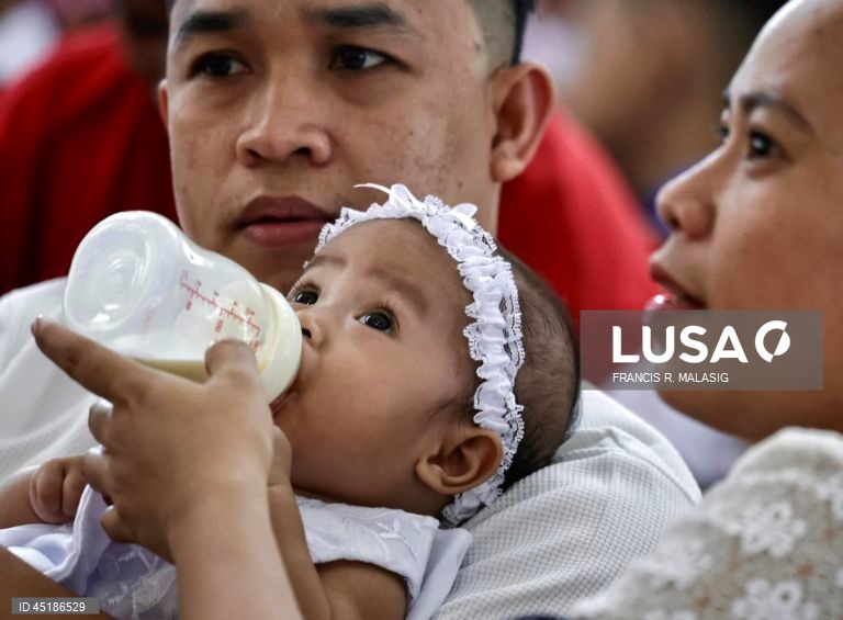 Filipinas: Cerimónia de batismo em massa para crianças na cidade de Bacoor
