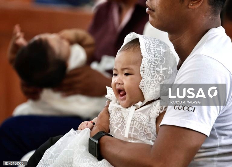 Filipinas: Cerimónia de batismo em massa para crianças na cidade de Bacoor