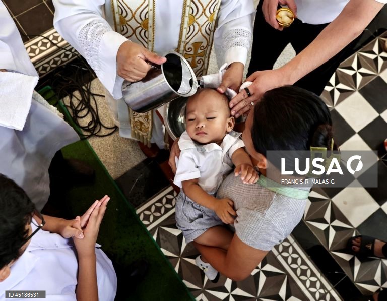 Filipinas: Cerimónia de batismo em massa para crianças na cidade de Bacoor