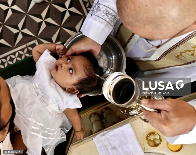 Filipinas: Cerimónia de batismo em massa para crianças na cidade de Bacoor