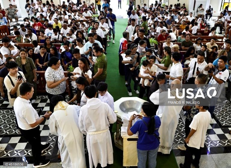 Filipinas: Cerimónia de batismo em massa para crianças na cidade de Bacoor