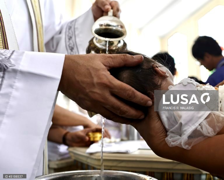 Filipinas: Cerimónia de batismo em massa para crianças na cidade de Bacoor