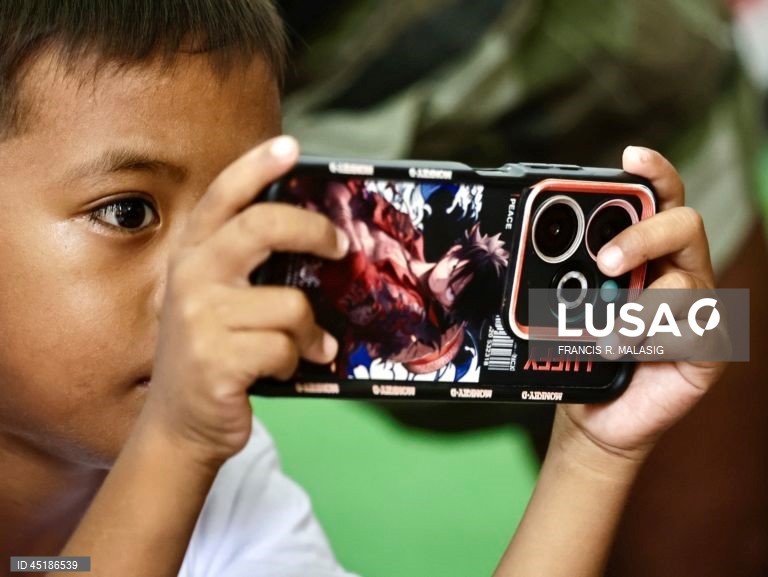 Filipinas: Cerimónia de batismo em massa para crianças na cidade de Bacoor