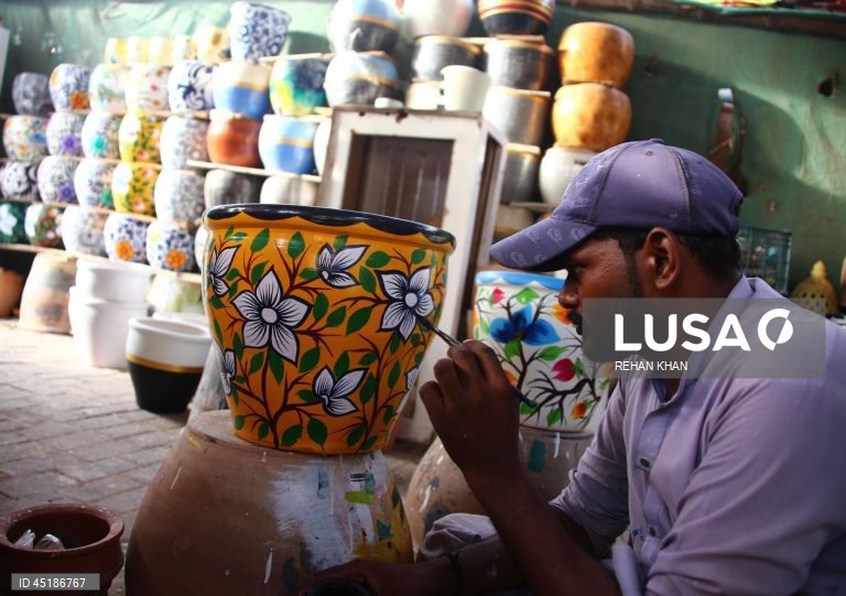 O artista paquistanês Muhammad Mazahar, um artesão autodidata, cria peças decorativas que atraem clientes na capital financeira do país. O Paquistão exporta uma vasta gama de artigos feitos à mão, incluindo mármore, trabalhos em madeira, tapetes, espelhos, bordados, calçado, artigos de metal e vasos de barro para mercados nos EUA, na Europa, no Médio Oriente e no Extremo Oriente. 