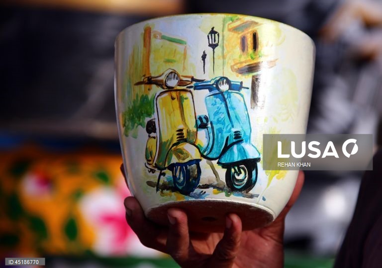 O artista paquistanês Muhammad Mazahar, um artesão autodidata, cria peças decorativas que atraem clientes na capital financeira do país. O Paquistão exporta uma vasta gama de artigos feitos à mão, incluindo mármore, trabalhos em madeira, tapetes, espelhos, bordados, calçado, artigos de metal e vasos de barro para mercados nos EUA, na Europa, no Médio Oriente e no Extremo Oriente. 