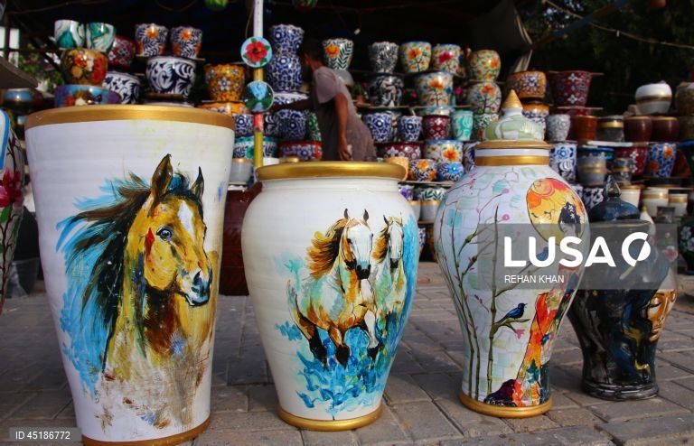 O artista paquistanês Muhammad Mazahar, um artesão autodidata, cria peças decorativas que atraem clientes na capital financeira do país. O Paquistão exporta uma vasta gama de artigos feitos à mão, incluindo mármore, trabalhos em madeira, tapetes, espelhos, bordados, calçado, artigos de metal e vasos de barro para mercados nos EUA, na Europa, no Médio Oriente e no Extremo Oriente. 