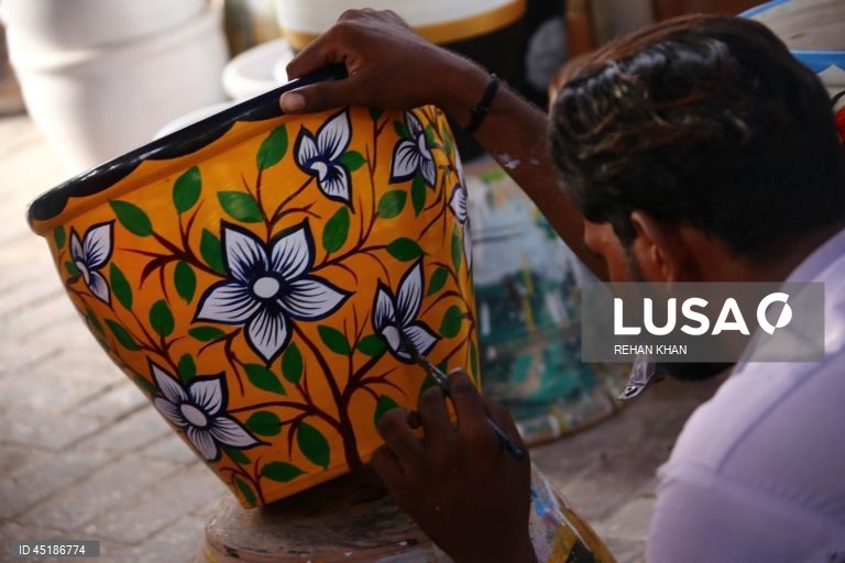 O artista paquistanês Muhammad Mazahar, um artesão autodidata, cria peças decorativas que atraem clientes na capital financeira do país. O Paquistão exporta uma vasta gama de artigos feitos à mão, incluindo mármore, trabalhos em madeira, tapetes, espelhos, bordados, calçado, artigos de metal e vasos de barro para mercados nos EUA, na Europa, no Médio Oriente e no Extremo Oriente. 