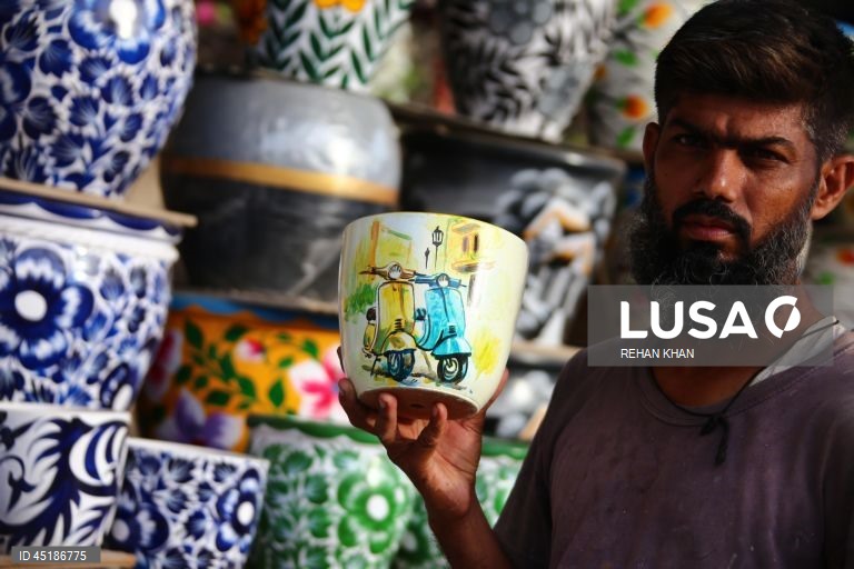 O artista paquistanês Muhammad Mazahar, um artesão autodidata, cria peças decorativas que atraem clientes na capital financeira do país. O Paquistão exporta uma vasta gama de artigos feitos à mão, incluindo mármore, trabalhos em madeira, tapetes, espelhos, bordados, calçado, artigos de metal e vasos de barro para mercados nos EUA, na Europa, no Médio Oriente e no Extremo Oriente. 