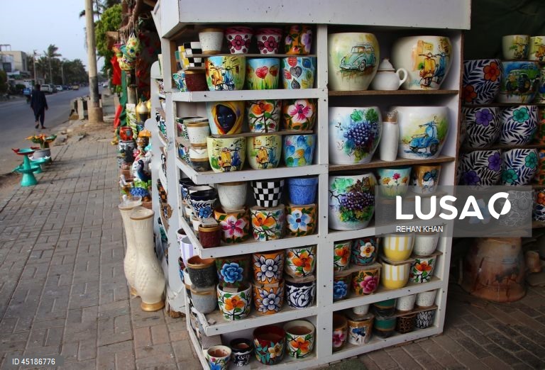 O artista paquistanês Muhammad Mazahar, um artesão autodidata, cria peças decorativas que atraem clientes na capital financeira do país. O Paquistão exporta uma vasta gama de artigos feitos à mão, incluindo mármore, trabalhos em madeira, tapetes, espelhos, bordados, calçado, artigos de metal e vasos de barro para mercados nos EUA, na Europa, no Médio Oriente e no Extremo Oriente. 