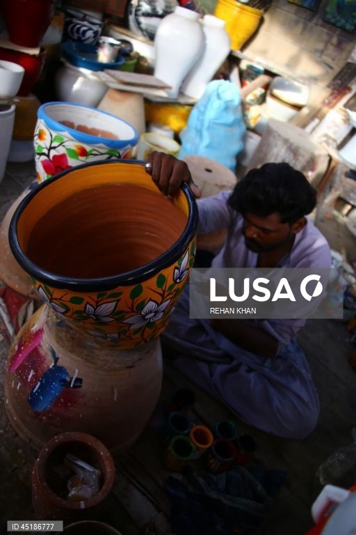 O artista paquistanês Muhammad Mazahar, um artesão autodidata, cria peças decorativas que atraem clientes na capital financeira do país. O Paquistão exporta uma vasta gama de artigos feitos à mão, incluindo mármore, trabalhos em madeira, tapetes, espelhos, bordados, calçado, artigos de metal e vasos de barro para mercados nos EUA, na Europa, no Médio Oriente e no Extremo Oriente. 